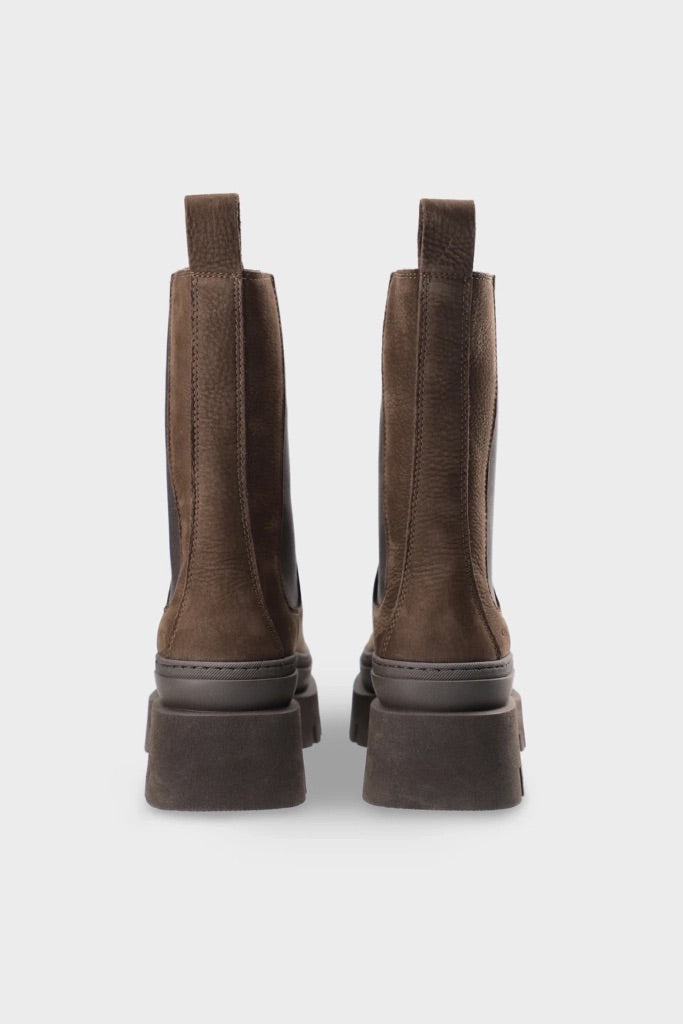 High Chelsea Boot In Chocolate Nubuck