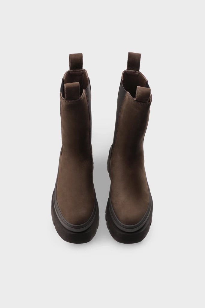 High Chelsea Boot In Chocolate Nubuck