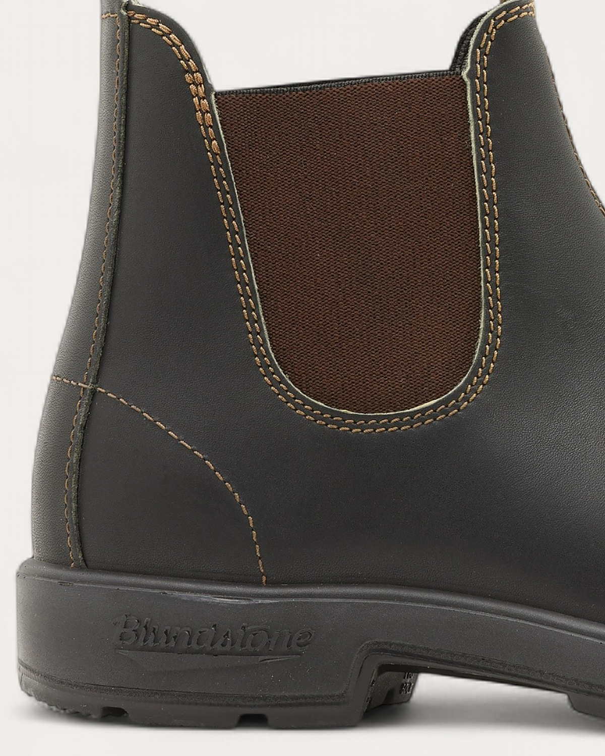 Blundstone 500 Brown Leather Chelsea Boot heel with embossed Blundstone logo and contrast stitching