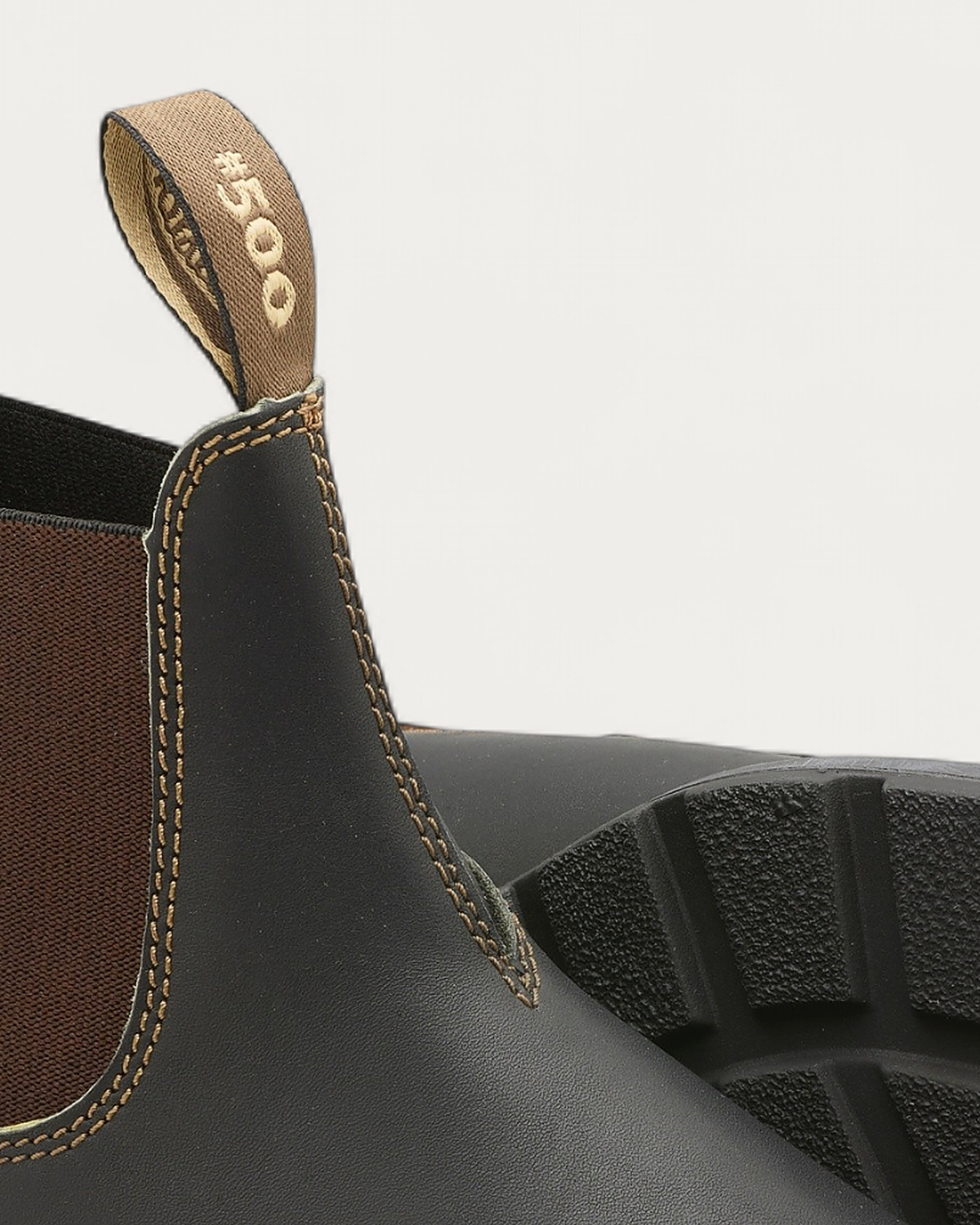 Blundstone 500 Chelsea Boot pull tab with #500 branding and brown elastic