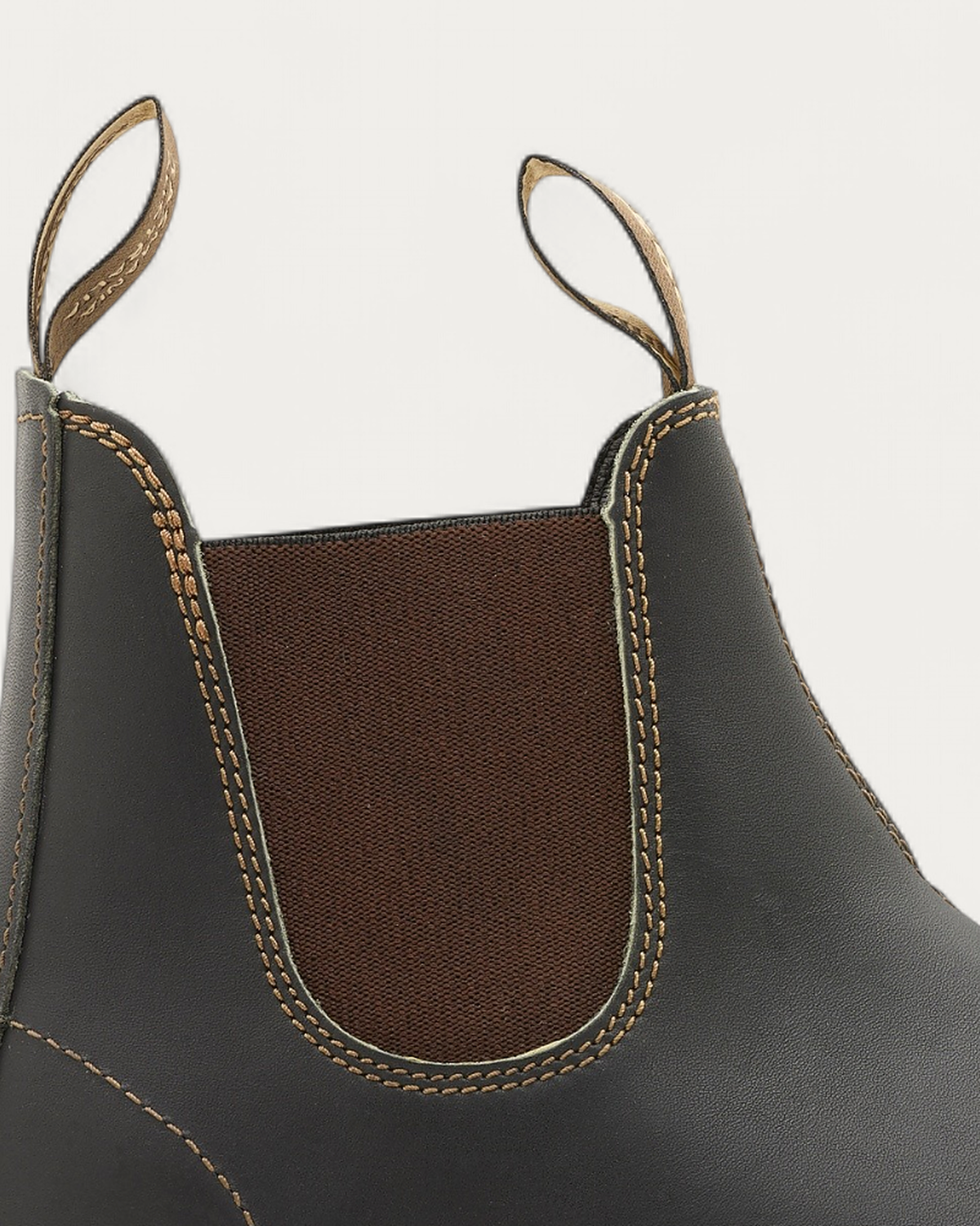 Blundstone 500 Chelsea Boot elastic side gusset and pull tabs detail