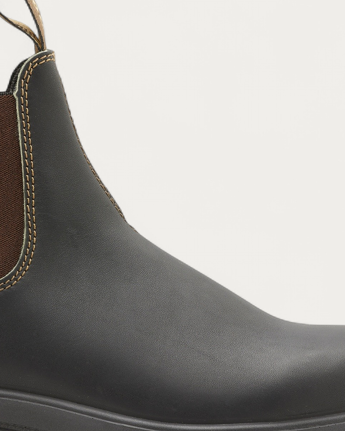 Blundstone 500 Stout Brown Chelsea Boot leather and contrast stitching detail