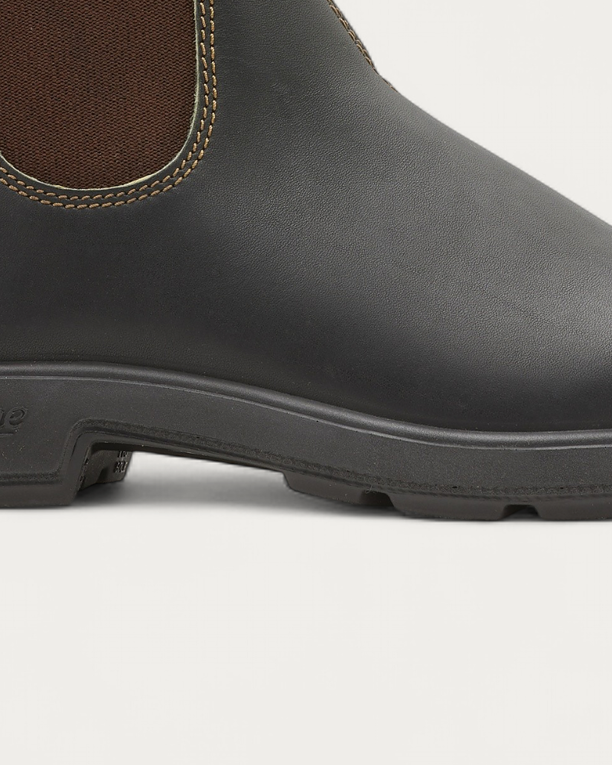 Blundstone 500 Chelsea Boot sole edge and outsole lug detail