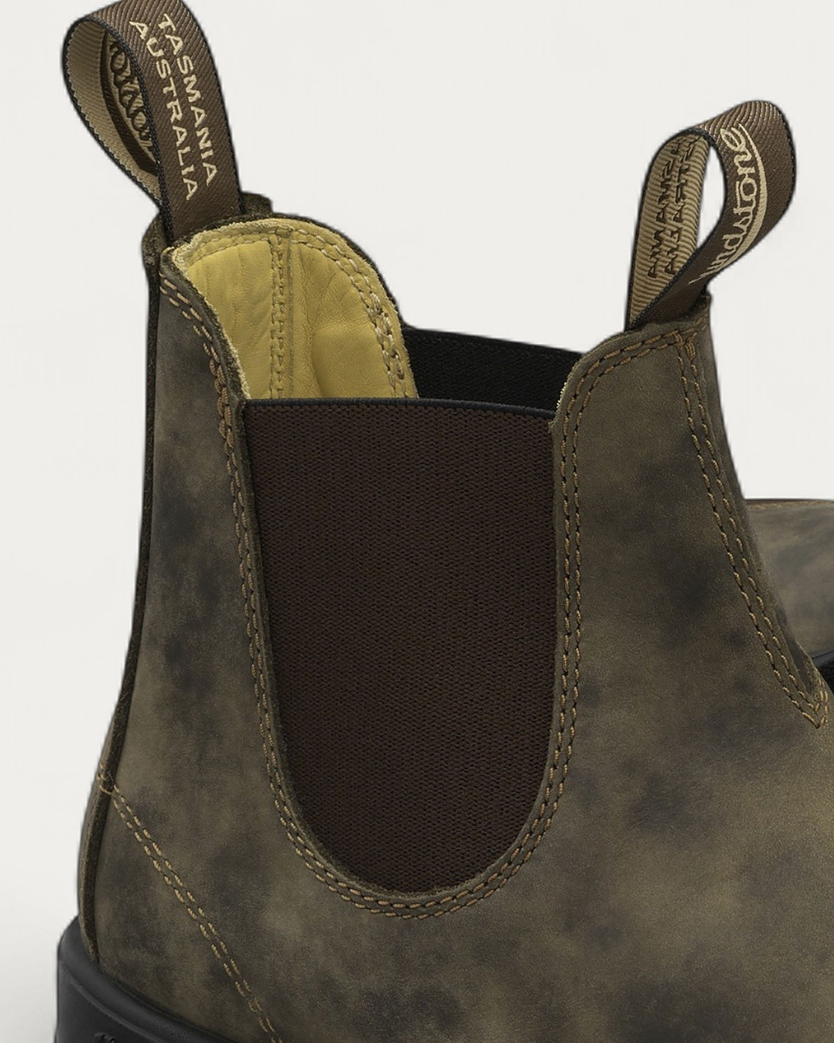 Blundstone 585 Chelsea Boot pull tab with Tasmania Australia branding and soft leather lining