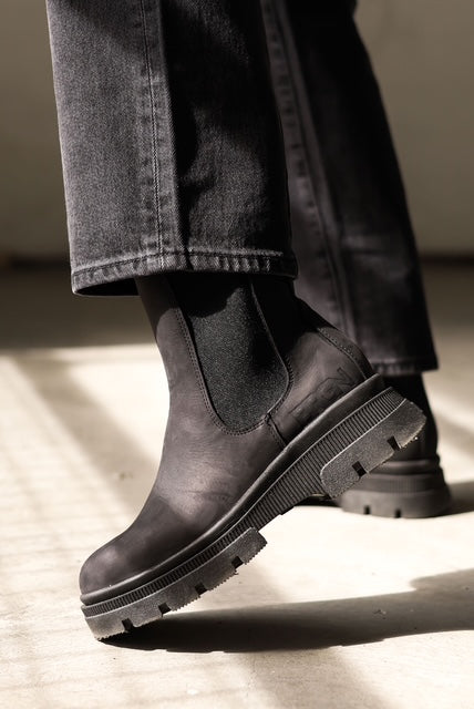 High Chelsea Boot In Black