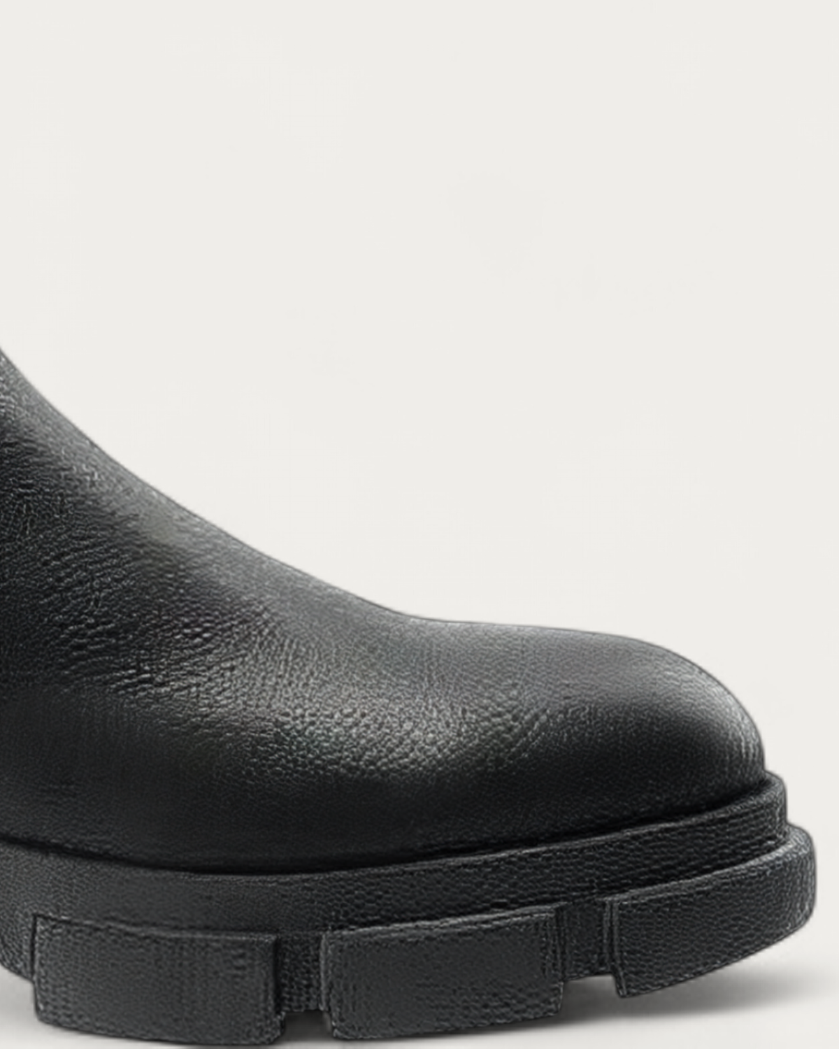Round toe and chunky sole of the Copenhagen Studios CPH556 black boot