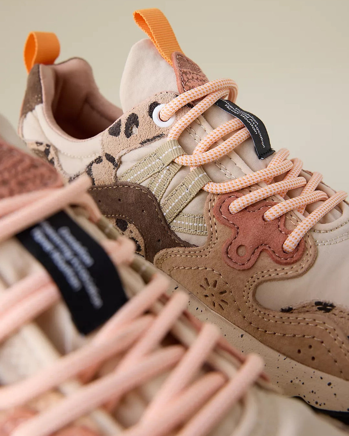 Flower Mountain Yamano 3 Beige Milk sneaker, close-up of the peach laces and tongue