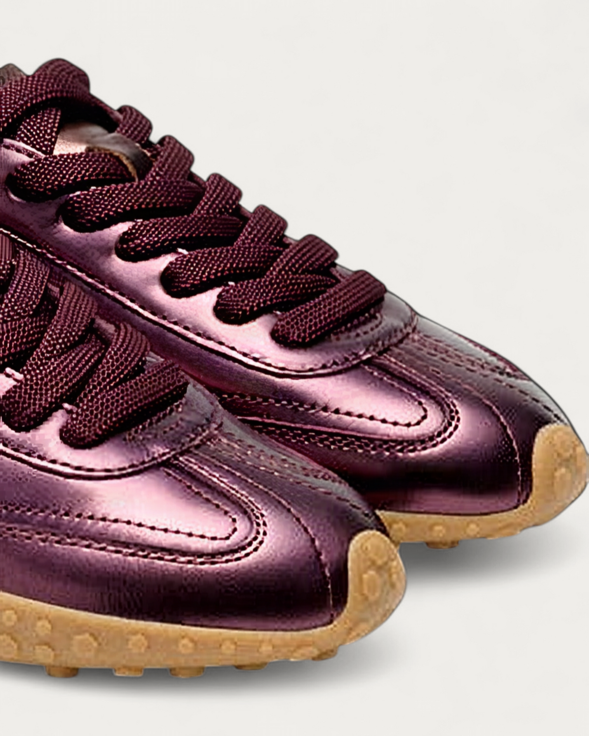 HOFF Bridge Metallic Burgundy sneaker, lacing and metallic finish detail
