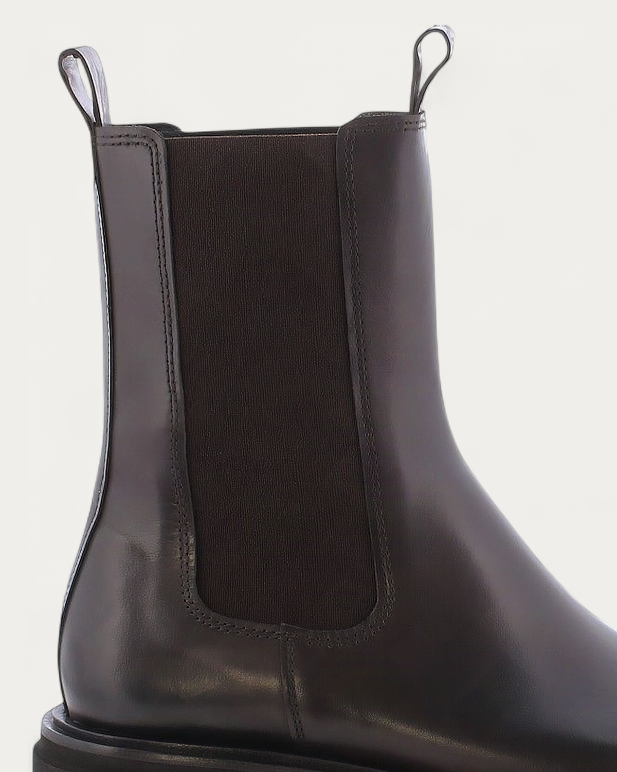 Elastic gusset, stitching and pull tab on the Kennel & Schmenger Fancy leather Chelsea boot