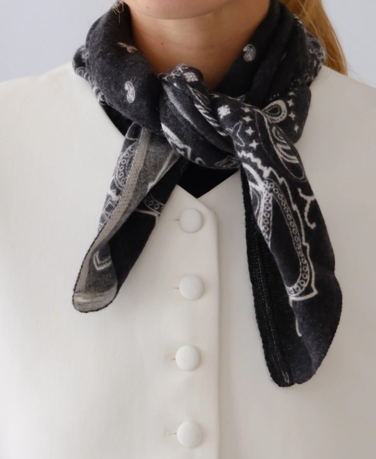 Lescarf cashmere paisley scarf in black with cream print, knotted at the neck