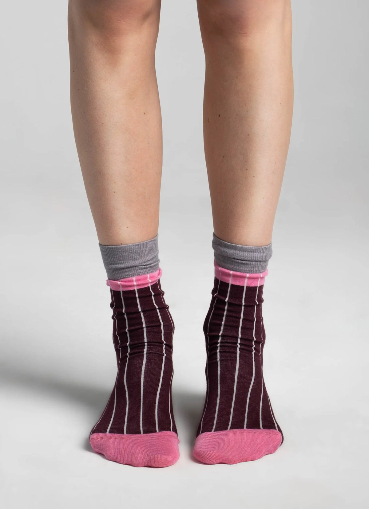 Aydo Studios Varna Flow socks in Muted Nectar, worn detail